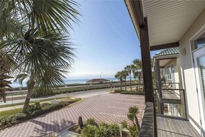 Terrace/patio - Lakefront condo with WiFi, water&beach views, pool (Destin)
