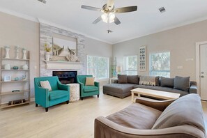 TV, fireplace, offices - Casa Blanca (Destin)