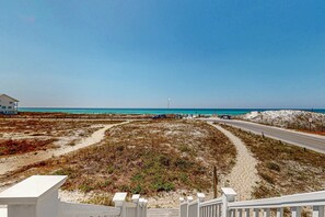 On the beach - Delightful Beach Getaway with Water Views, Beach Access, Deck & Fast WiFi (Santa Rosa Beach)