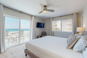 2 bedrooms, iron/ironing board, WiFi, bed sheets - Delightful Beach Getaway with Water Views, Beach Access, Deck & Fast WiFi (Santa Rosa Beach)