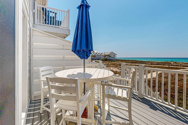 Outdoor dining - Delightful Beach Getaway with Water Views, Beach Access, Deck & Fast WiFi (Santa Rosa Beach)