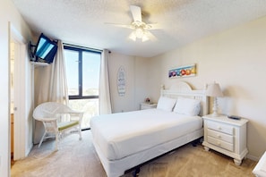 3 bedrooms, iron/ironing board, WiFi, bed sheets - Warm, welcoming condo with outdoor pool/clubhouse - short stroll to beach (Destin)