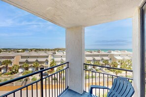 Property grounds - Warm, welcoming condo with outdoor pool/clubhouse - short stroll to beach (Destin)