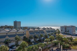 Exterior - Warm, welcoming condo with outdoor pool/clubhouse - short stroll to beach (Destin)