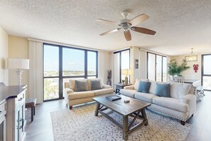 TV, offices - Warm, welcoming condo with outdoor pool/clubhouse - short stroll to beach (Destin)