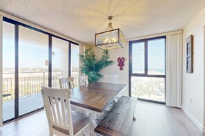 Dining - Warm, welcoming condo with outdoor pool/clubhouse - short stroll to beach (Destin)