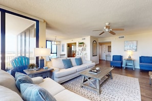 TV, offices - Warm, welcoming condo with outdoor pool/clubhouse - short stroll to beach (Destin)