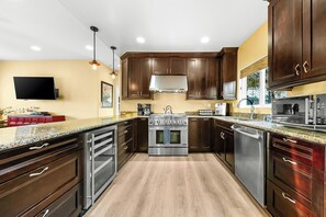 Fridge, microwave, oven, stovetop - Perfect For Families, RoofTop Deck, Steps To Beach (San Diego)