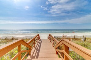 On the beach - Gorgeous beachfront condo with beach access, 4 pools, hot tub, ocean views (Panama City Beach)