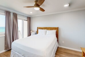 3 bedrooms, iron/ironing board, WiFi, bed sheets - Beachfront condo in gated resort with pools, lake access, fast WiFi & patio (Panama City Beach)