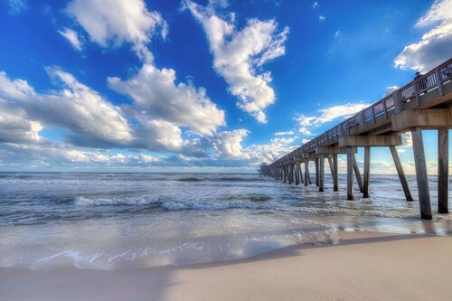 Pinnacle Port getaway with balcony, pools & quick beach access