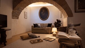 Una sala de estar acogedora con televisor, sofá, mesa de centro y chimenea.