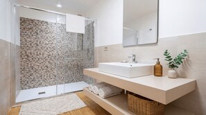 Shower, eco-friendly toiletries, hair dryer, bidet - Elena Historic House (Gubbio)