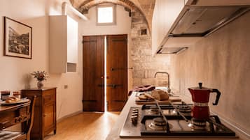 Fridge, oven, dishwasher, coffee/tea maker