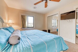 1 bedroom, iron/ironing board, WiFi - Amazing beachfront condo w/ shared pool & hot tub + easy beach access (Panama City Beach)