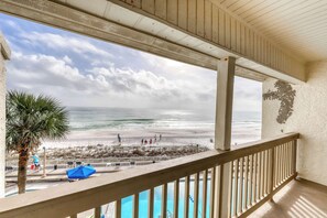 Property grounds - Amazing beachfront condo w/ shared pool & hot tub + easy beach access (Panama City Beach)