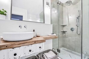Een douche, handdoeken