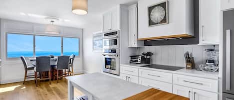 Jääkaappi, mikroaaltouuni, uuni, liesi