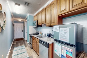 Fridge, microwave, oven, stovetop - Waterfront Townhome w/ Shared Pool, Central AC, Free WiFi - Snowbird-Friendly (Panama City Beach)