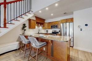 Geladeira, micro-ondas, fogão, cooktop