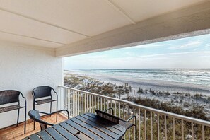 Property grounds - Charming gulf-front 2nd floor condo in South Walton Outdoor showers on-site (Santa Rosa Beach)