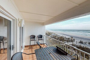 Outdoor dining - Charming gulf-front 2nd floor condo in South Walton Outdoor showers on-site (Santa Rosa Beach)