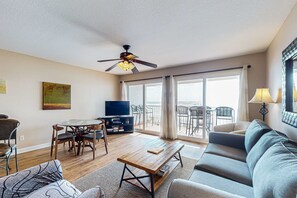 TV, DVD player, stereo, offices - Charming gulf-front 2nd floor condo in South Walton Outdoor showers on-site (Santa Rosa Beach)