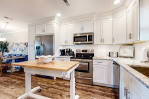 Refrigerador, microondas, horno y parrilla de estufa 