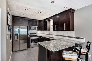 雪櫃、微波爐、焗爐、爐具