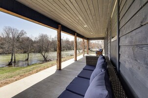 Un espacio al aire libre cubierto con vistas a un río y árboles.