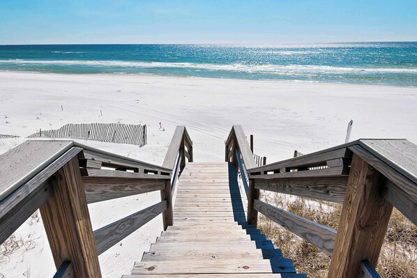Beach nearby - Coastal chic condo steps from the sand w/ shared pool & central location (Santa Rosa Beach)