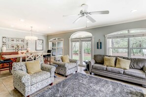 TV, fireplace, DVD player, offices - Coastal chic condo steps from the sand w/ shared pool & central location (Santa Rosa Beach)
