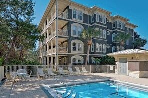 Pool - Coastal chic condo steps from the sand w/ shared pool & central location (Santa Rosa Beach)