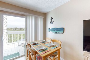 Dining - Lakefront townhome near great attractions with beach access, pool & amazing view (Panama City Beach)