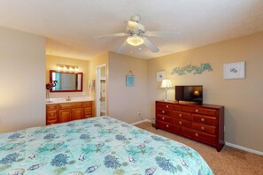 2 bedrooms, iron/ironing board, WiFi, bed sheets - Lakefront townhome near great attractions with beach access, pool & amazing view (Panama City Beach)