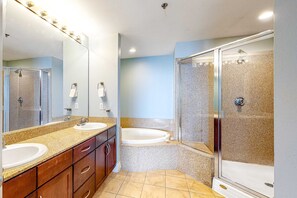 Douche, sèche-cheveux, serviettes fournies