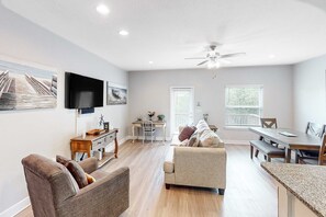 TV, offices - Inviting townhouse with golf nearby, pool, central AC, W&D, working desk & chair (Panama City Beach)