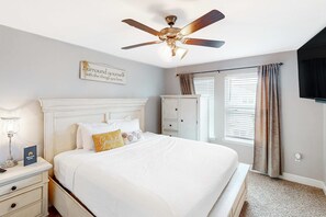 3 habitaciones, escritorio y tabla de planchar con plancha 