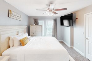 3 bedrooms, desk, iron/ironing board, travel cot - Inviting townhouse with golf nearby, pool, central AC, W&D, working desk & chair (Panama City Beach)