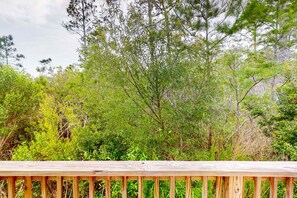 Property grounds - Inviting townhouse with golf nearby, pool, central AC, W&D, working desk & chair (Panama City Beach)