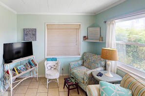 TV, offices - Classic dog-friendly bungalow with fenced yard, washer/dryer, full kitchen, AC (Panama City Beach)