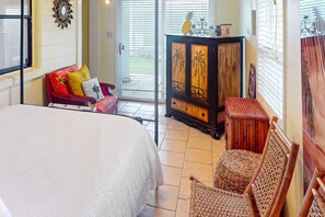 2 bedrooms, iron/ironing board, WiFi, bed sheets - Classic dog-friendly bungalow with fenced yard, washer/dryer, full kitchen, AC (Panama City Beach)