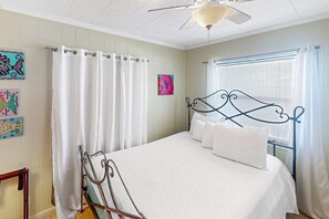 2 bedrooms, iron/ironing board, WiFi, bed sheets - Classic dog-friendly bungalow with fenced yard, washer/dryer, full kitchen, AC (Panama City Beach)