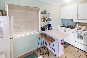 Fridge, microwave, oven, stovetop - Classic dog-friendly bungalow with fenced yard, washer/dryer, full kitchen, AC (Panama City Beach)