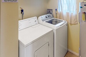 Interior - Classic dog-friendly bungalow with fenced yard, washer/dryer, full kitchen, AC (Panama City Beach)