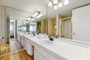 Shower, hair dryer, towels - Gorgeous beachfront condo with plenty of space, shared pool & beach access (Panama City Beach)