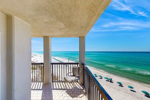 On the beach - Gorgeous beachfront condo with plenty of space, shared pool & beach access (Panama City Beach)