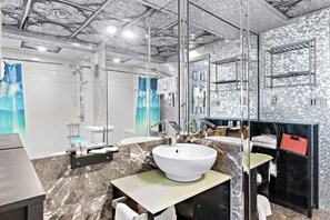 Chuveiro, secador de cabelo, toalhas de banho 