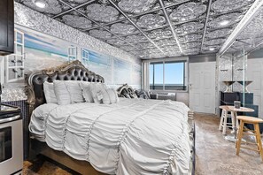 Tabla de planchar con plancha, internet y ropa de cama 