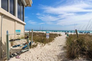 On the beach - Gorgeous beachfront condo, shared pool and beach access (Panama City Beach)